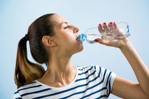 Uống nhiều nước lọc và không nhịn tiểu 