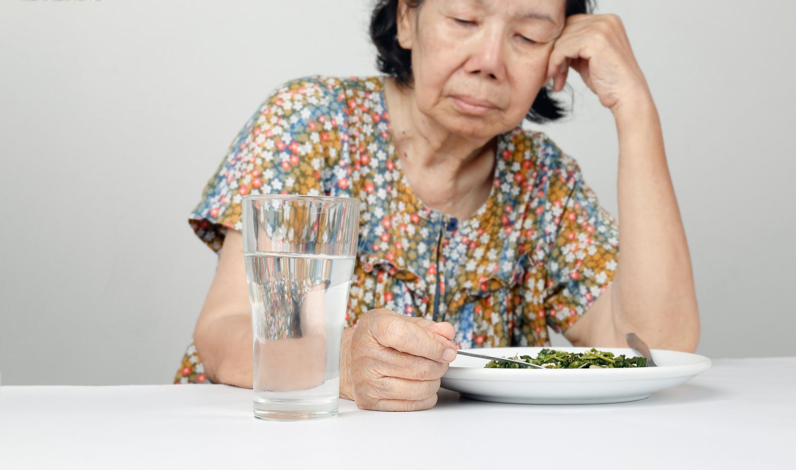 hậu quả khi người già chán ăn kéo dài