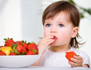 Nên chú trọng các món ăn được làm từ thành phần mềm, với số lượng ít cho bé.