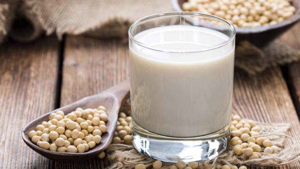 Sữa đậu nành giúp tăng trưởng kích cỡ vòng 1 – Khám phá ngay thôi!